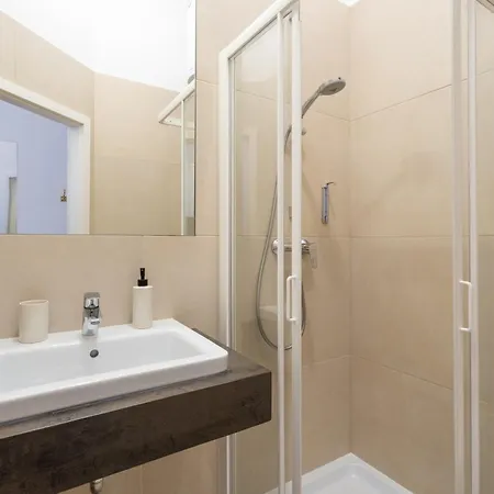 Urban Rooms-- Free Parking-- בית הארחה 3*