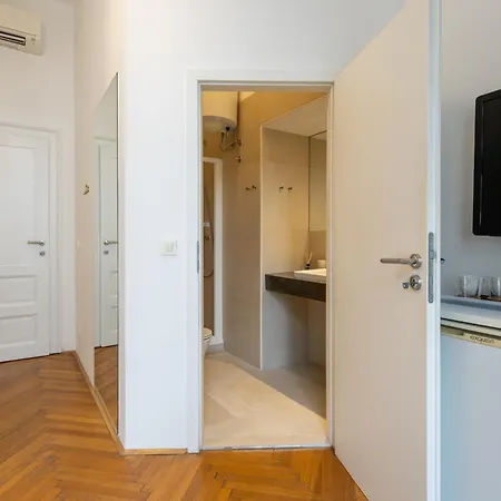 Urban Rooms-- Free Parking-- בית הארחה 3*