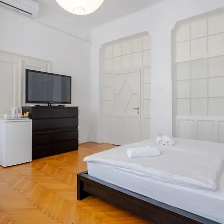 Urban Rooms-- Free Parking--