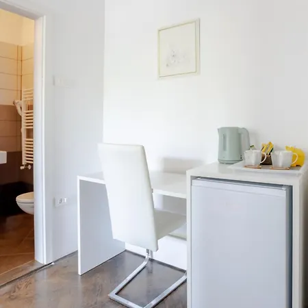 Urban Rooms-- Free Parking-- 3*