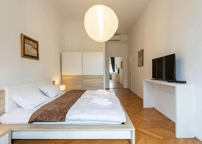 Maison d'hôtes Urban Rooms--free Parking-- 3*