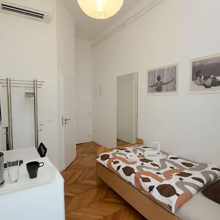 Urban Rooms--Parking-- 3*